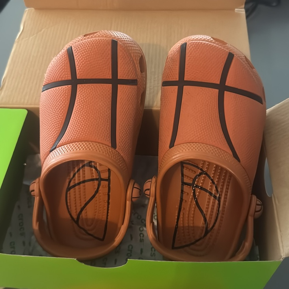 Basketball crocs youth size 2